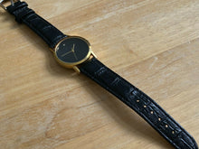 Load image into Gallery viewer, VTG Unbranded Mens 17 Jewels Gold Tone Leather Hand Wind Mechanical Watch Hours