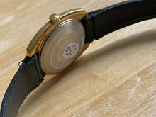 Load image into Gallery viewer, Vintage Timex Viscount Mens Gold Tone Self-Wind Automatic Mechanical Watch Hours