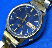 Load image into Gallery viewer, VTG Seiko DX 6106 Mens 17J Silver Blue Self-Wind Automatic Watch Hours~Day Date