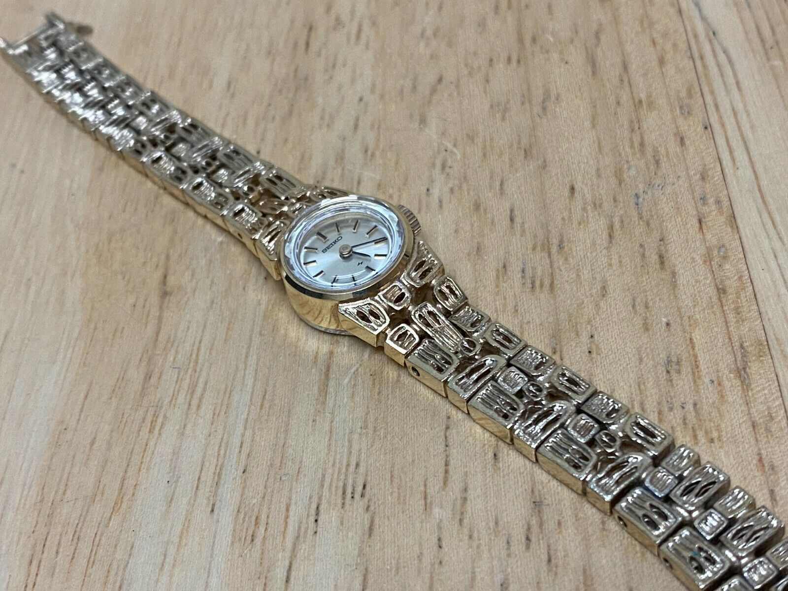Vintage working 1977 Seiko Ladies Watch 11-0549 Silver Tone Hand-Wind Mechanical Vintage Seiko 11-0549 Lady 17 Jewels Gold Tone Hand-Wind  main image 2