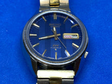 Load image into Gallery viewer, VTG Seiko DX 6106 Mens 17J Silver Blue Self-Wind Automatic Watch Hours~Day Date
