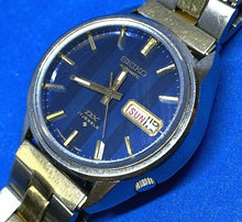 Load image into Gallery viewer, VTG Seiko DX 6106 Mens 17J Silver Blue Self-Wind Automatic Watch Hours~Day Date
